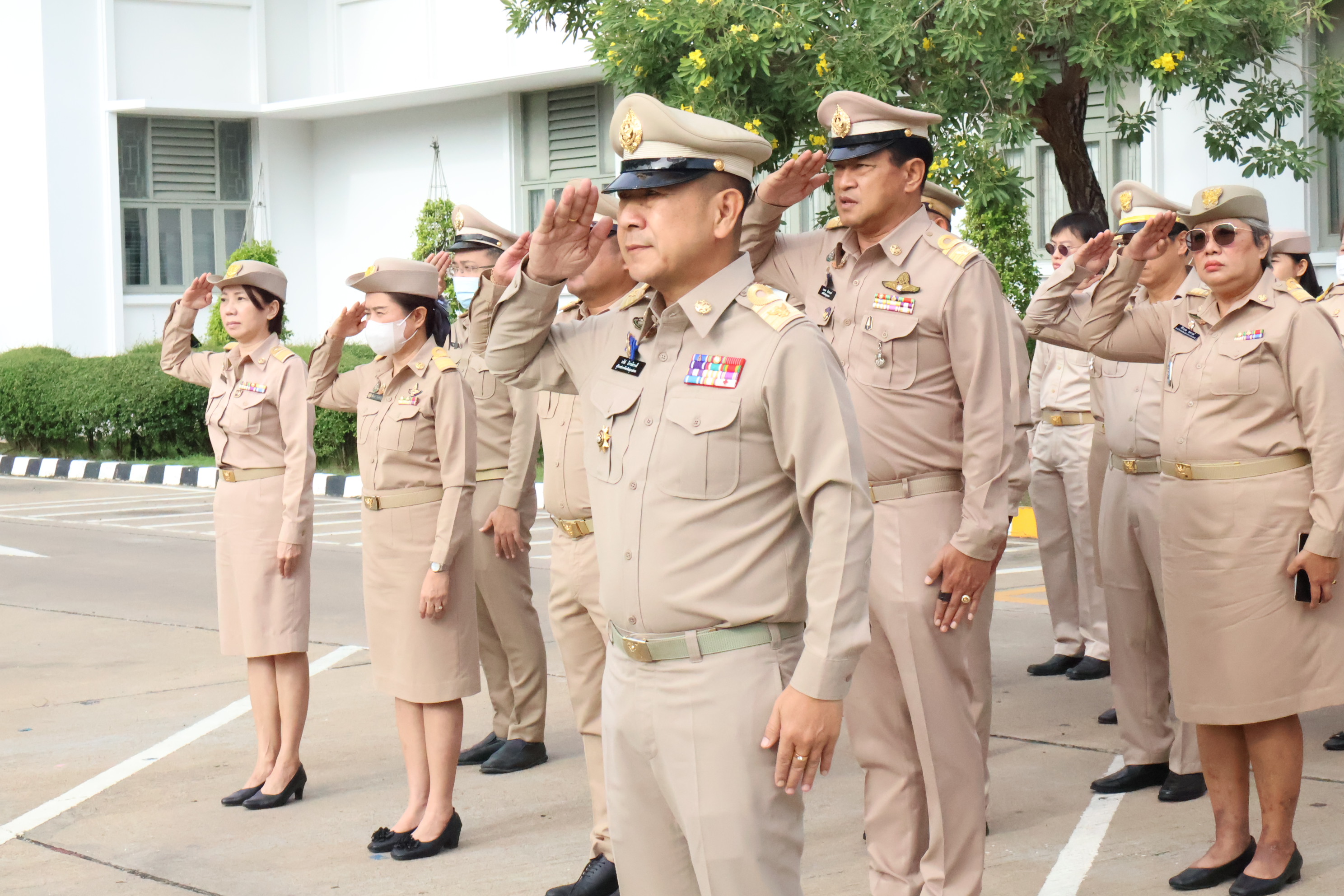 ผู้ว่าฯ สมุทรสาครนำทุกภาคส่วนเคารพธงชาติและร้องเพลงชาติไทย เพื่อน้อมรำลึกในพระมหากรุณาธิคุณของพระบาทสมเด็จพระมงกุฎเกล้าเจ้าอยู่หัวที่ทรงพระราชทานธงไตรรงค์เป็นธงชาติไทย&nbsp;