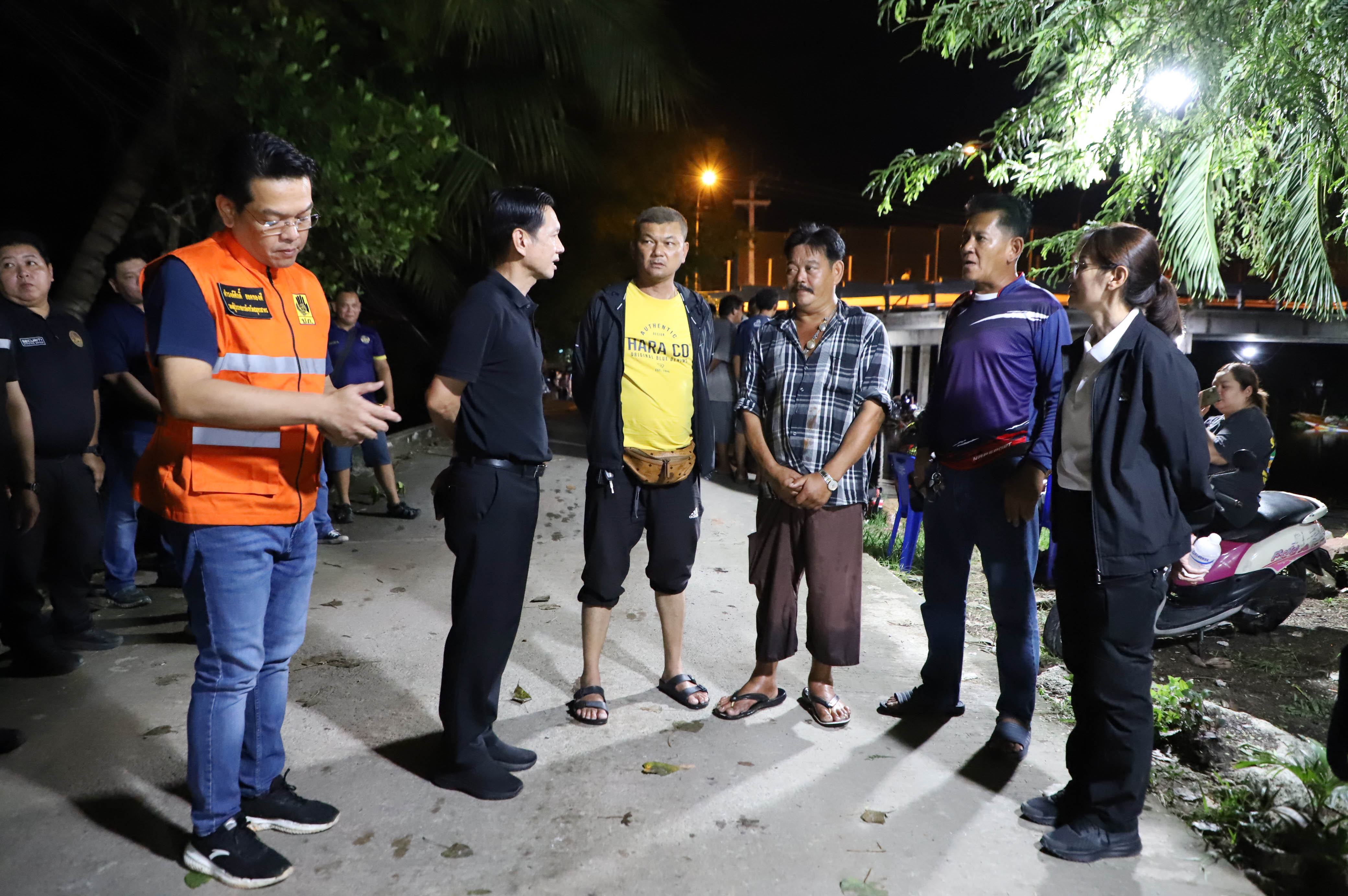 ผู้ว่าฯ สมุทรสาคร ลงพื้นที่ติดตามสถานการณ์น้ำบริเวณประตูน้ำบางยาง ชาวบ้านร่วมแรงใช้เรือหางยาวช่วยผลักดันน้ำ เร่งระบายน้ำบรรเทาความเดือดร้อนประชาชน