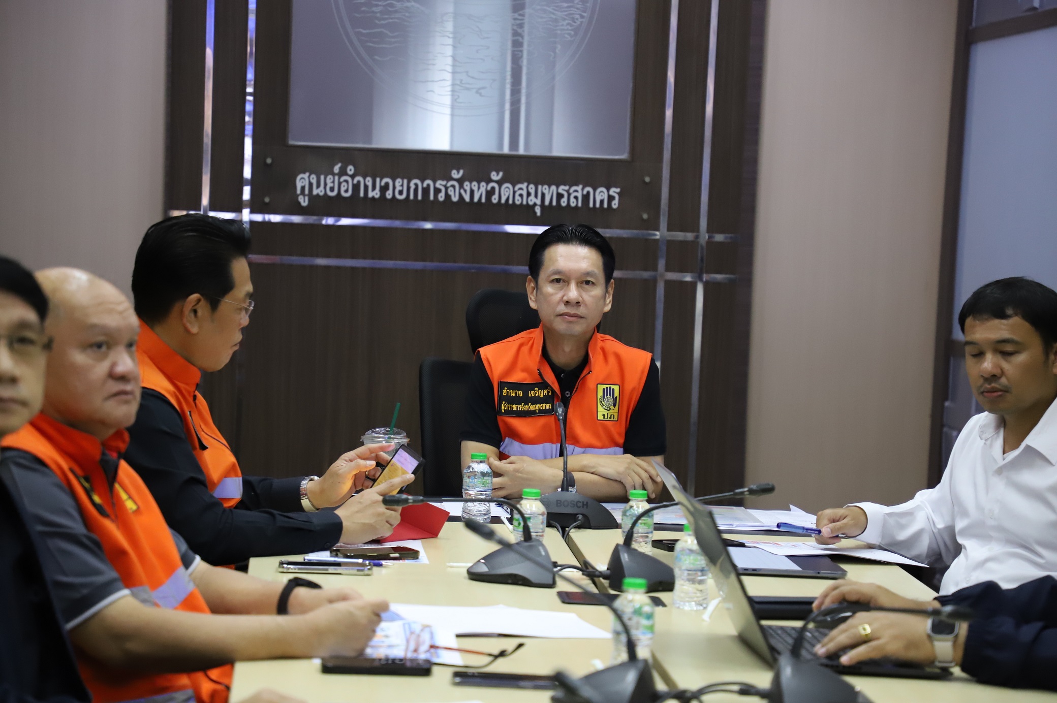 จังหวัดสมุทรสาคร ร่วมประชุมกองบัญชาการป้องกันและบรรเทาสาธารณภัยแห่งชาติ (บกปภ.ช.) เพื่อติดตามสถานการณ์น้ำท่วมและให้การความช่วยเหลือผู้ประสบภัย&nbsp;