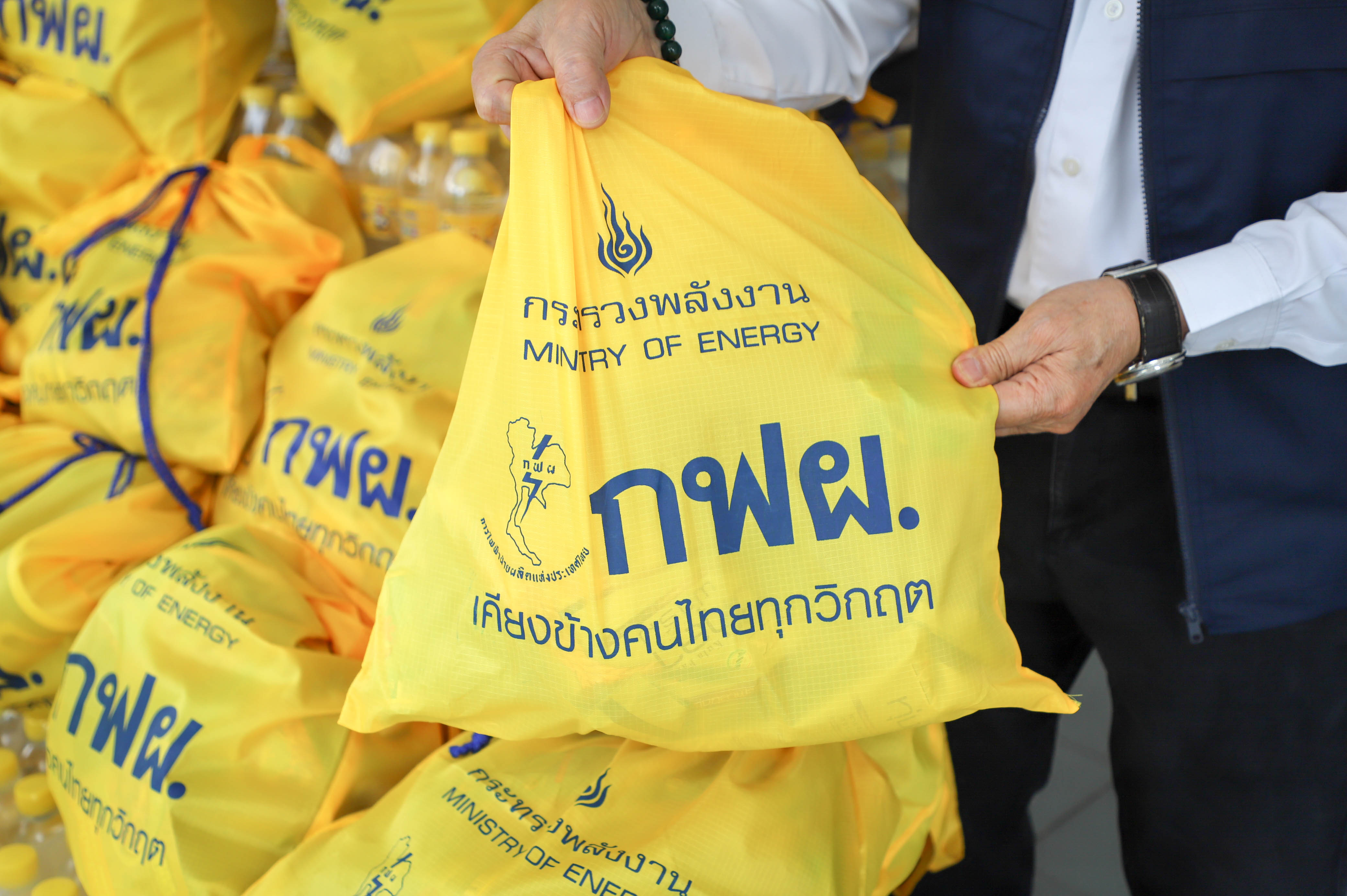 กฟผ. มอบถุงยังชีพ 500 ชุด พร้อมน้ำดื่ม 6,000 ขวด ช่วยเหลือผู้ประสบอุทกภัยจังหวัดสมุทรสาคร