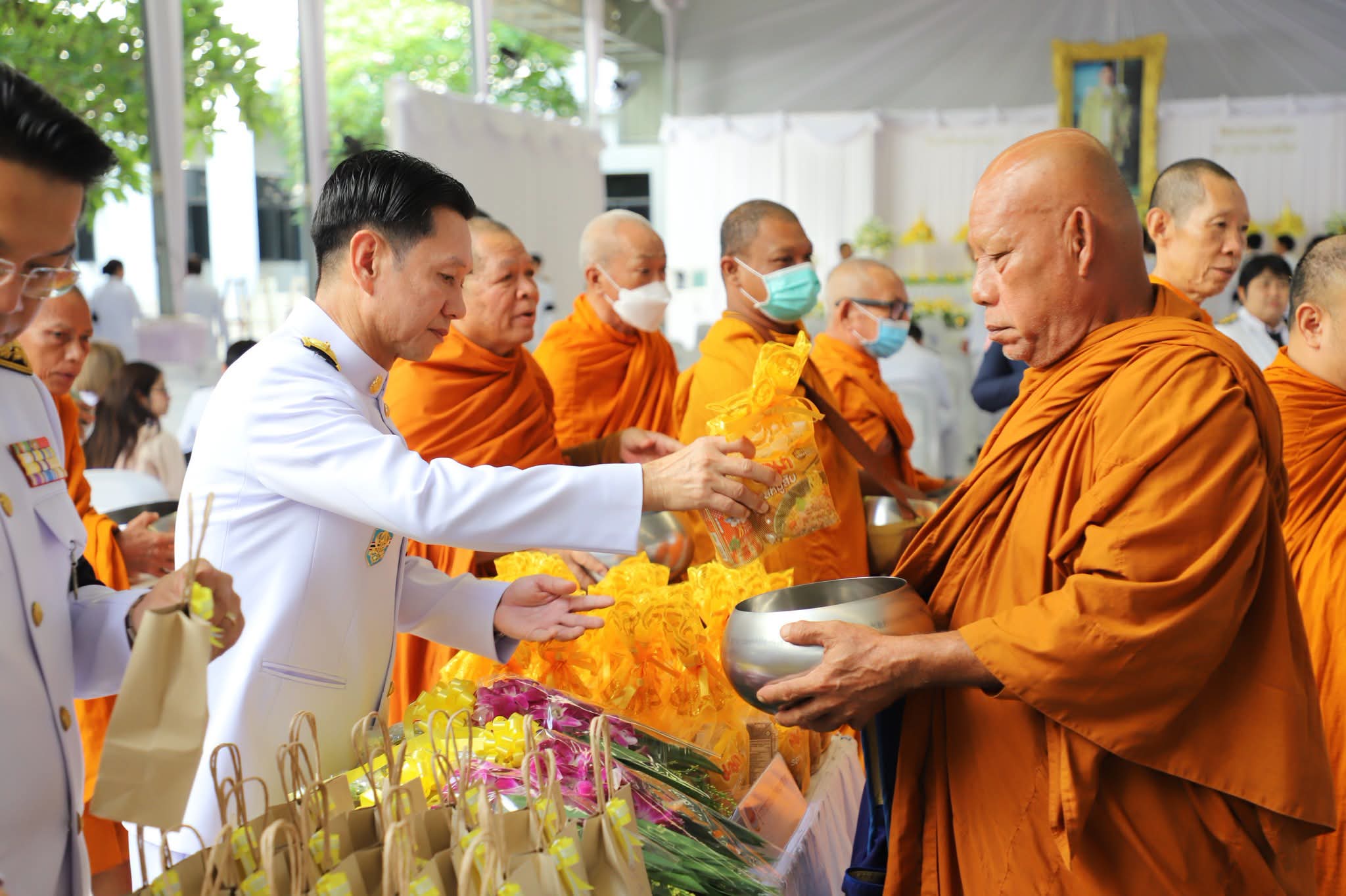 จังหวัดสมุทรสาคร ประกอบพิธีสวดพระพุทธมนต์และทำบุญตักบาตรถวายพระราชกุศล และวางพวงมาลา เนื่องในวันนวมินทรมหาราช 13 ตุลาคม 2569 น้อมรำลึกในพระมหากรุณาธิคุณรัชกาลที่ 9