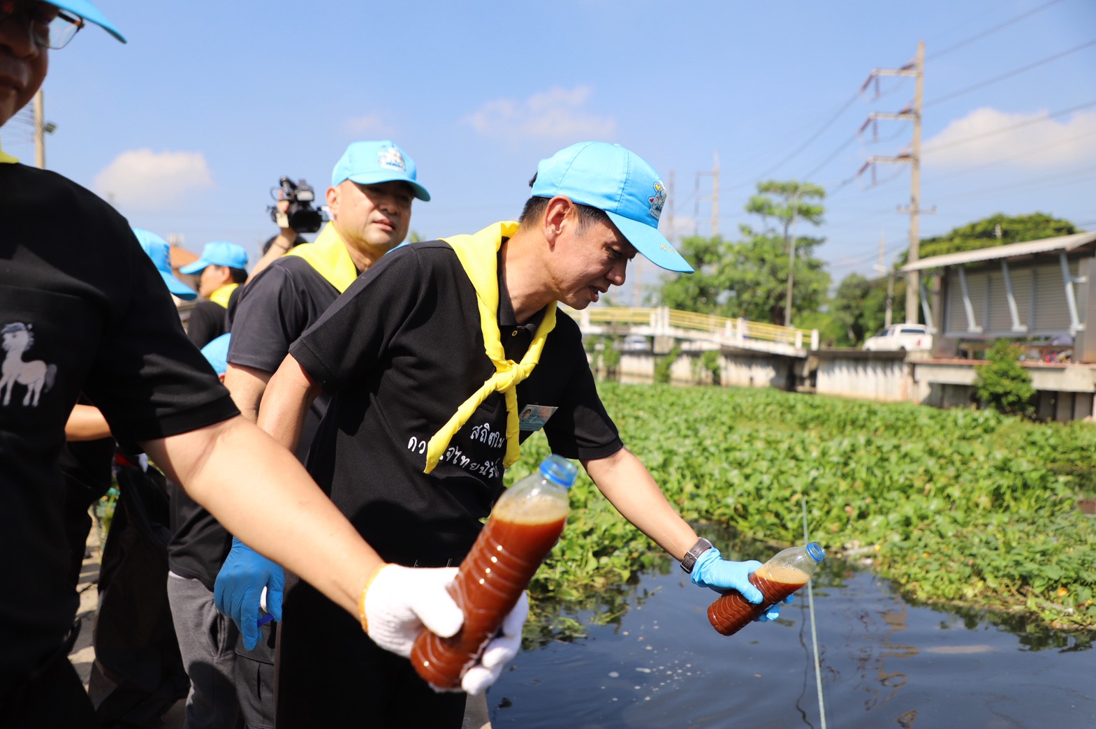 จิตอาสาสมุทรสาคร ปรับปรุงภูมิทัศน์สิ่งสาธารณูปโภค เนื่องในวันคล้ายวันสวรรคตพระบาทสมเด็จพระจุลจอมเกล้าเจ้าอยู่หัว &ldquo;วันปิยมหาราช&rdquo; 