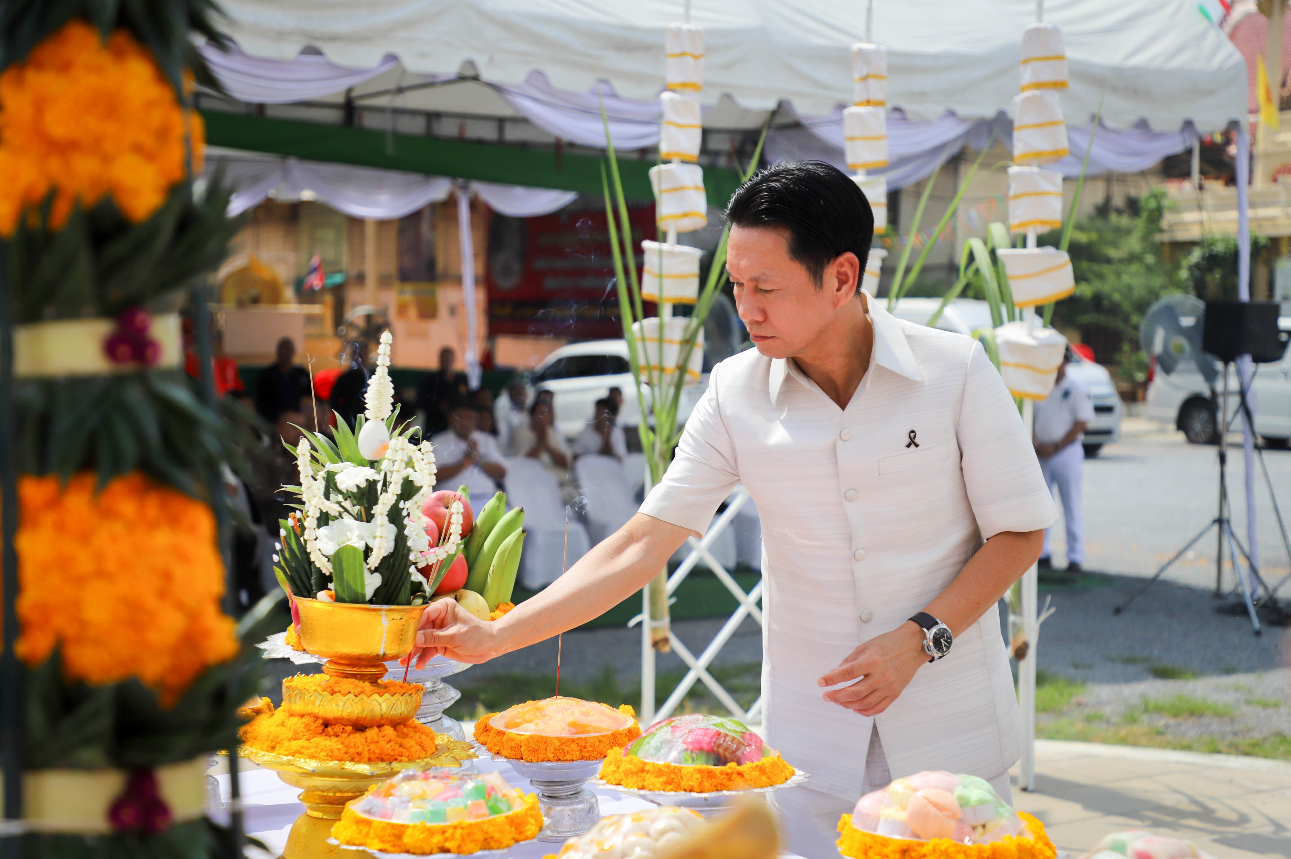 จังหวัดสมุทรสาครประกอบพิธีบวงสรวงฤกษ์ก่อสร้างซุ้มถวายดอกไม้จันทน์ขนาดกลาง เตรียมความพร้อมพระราชพิธีถวายพระเพลิงพระบรมศพสมเด็จพระบรมราชชนนีพันปีหลวง